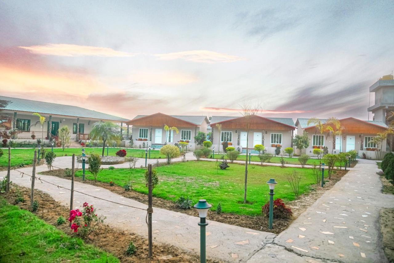 Hotel Greenland Safari Sauraha Exterior photo
