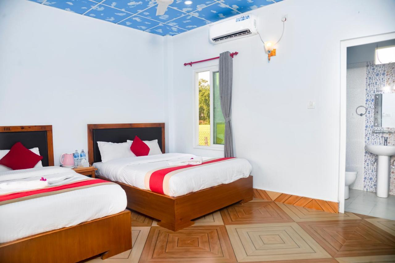 Hotel Greenland Safari Sauraha Exterior photo
