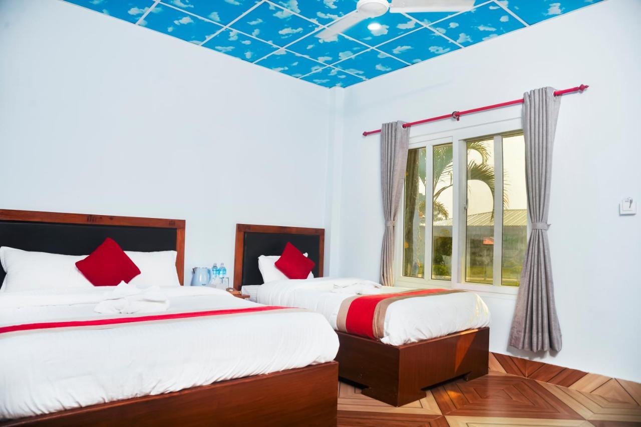 Hotel Greenland Safari Sauraha Exterior photo