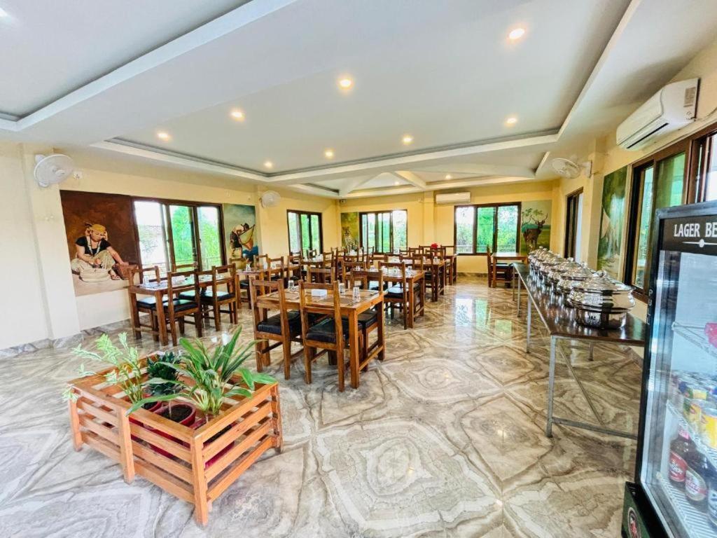 Hotel Greenland Safari Sauraha Exterior photo