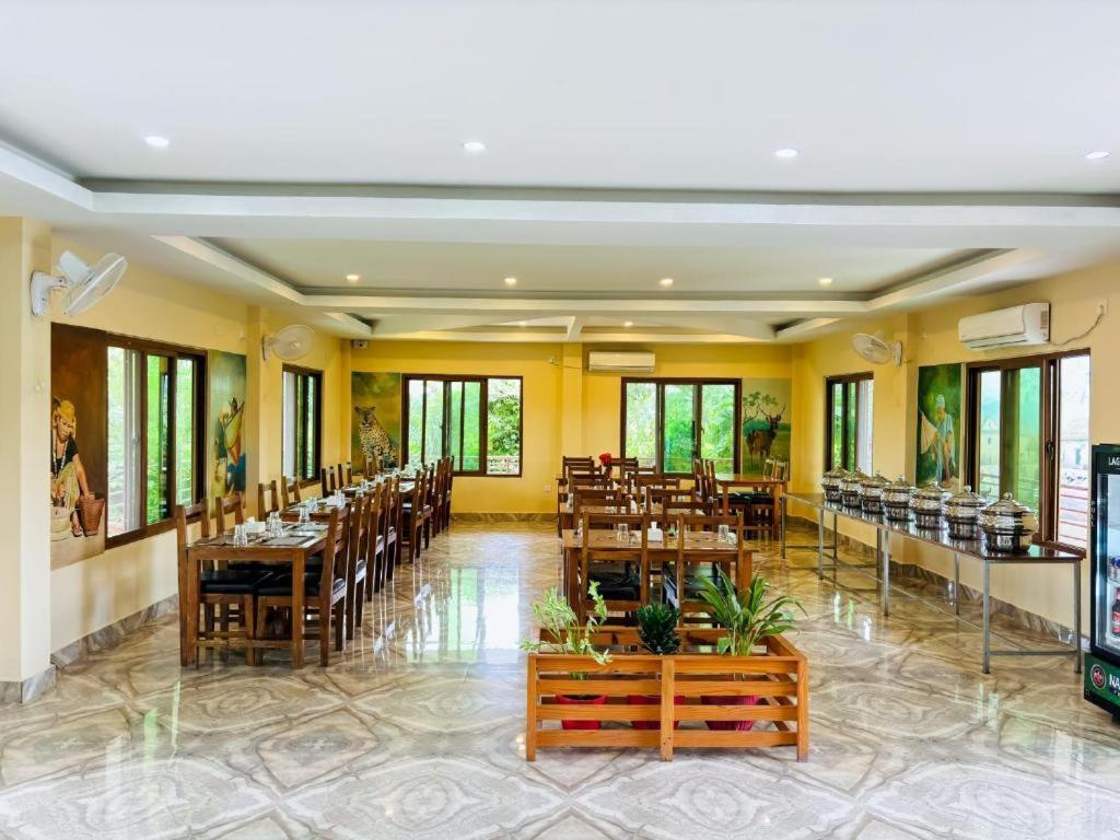 Hotel Greenland Safari Sauraha Exterior photo